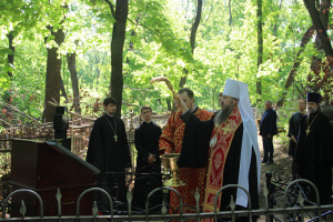 Митрополит Серафим совершил литию и освятил крест на могиле