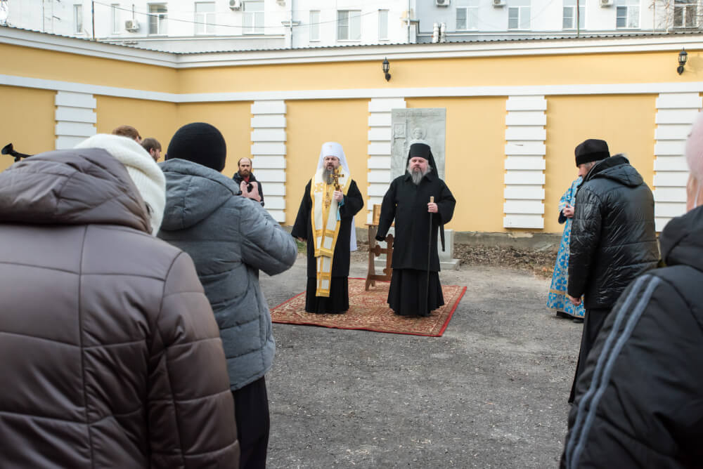 Митрополит Серафим освятил памятник Александру Невскому на территории епархиального управления