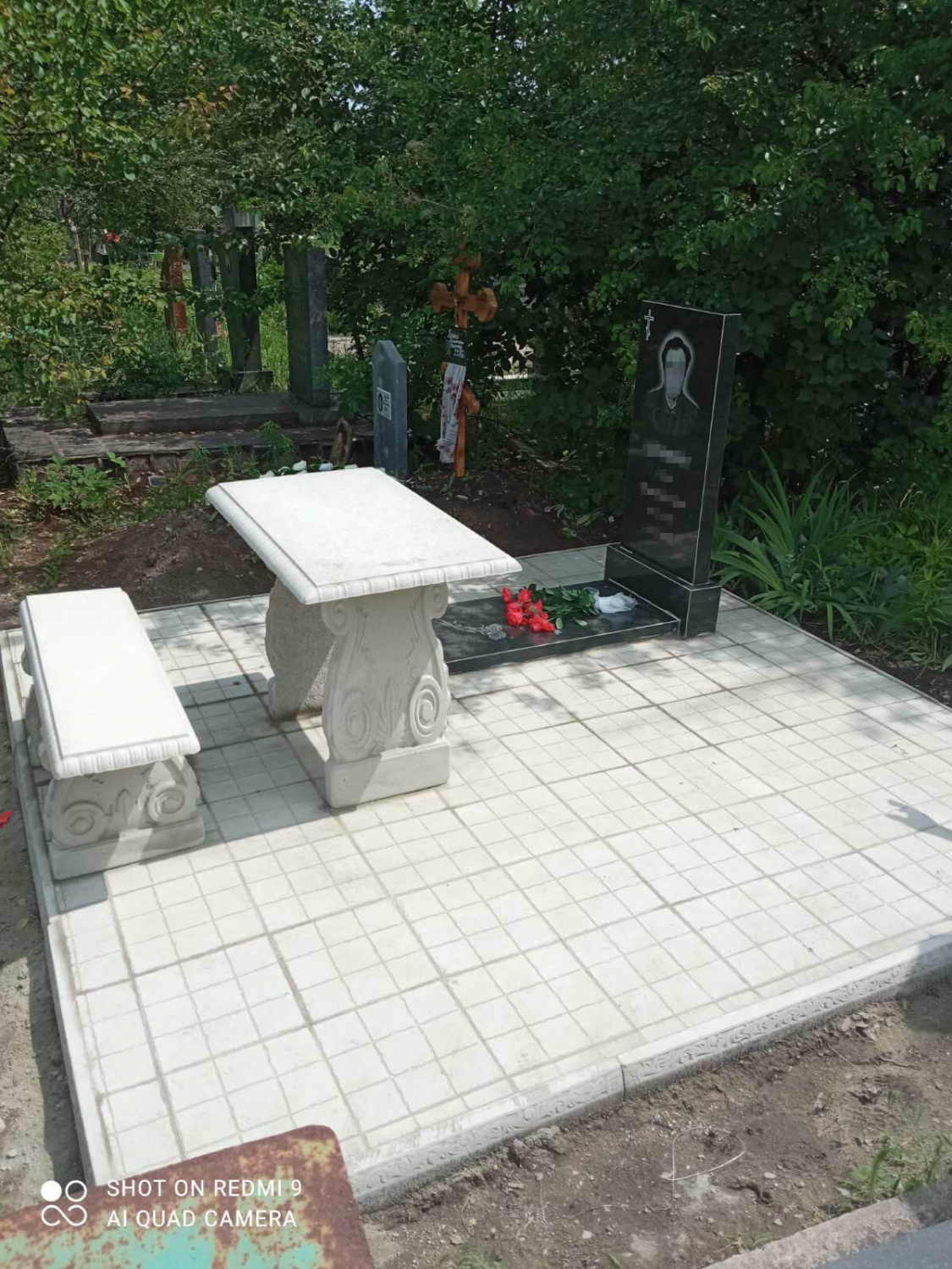 Изготовление и установка каменных столов, скамей, тумб, ваз, плит, оградок