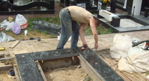 Когда необходимо провести реконструкцию памятника на могиле.